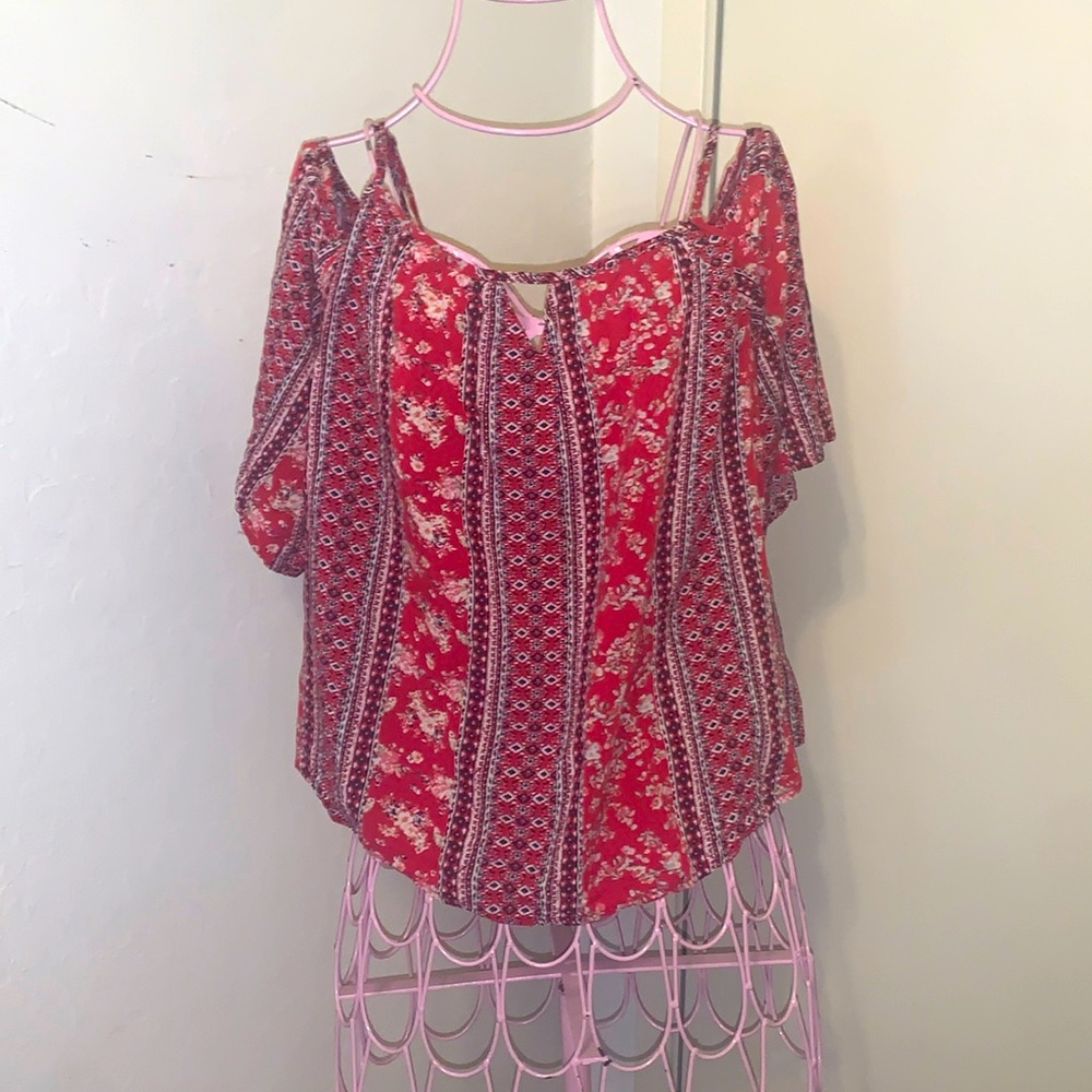 🎀BeCool Los Angeles Red Multi open cold shoulder S/S Blouse- Large